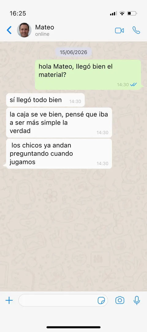 Conversación de WhatsApp con Mateo Rodríguez, educador, contando que el material llegó bien y los niños quieren jugar
